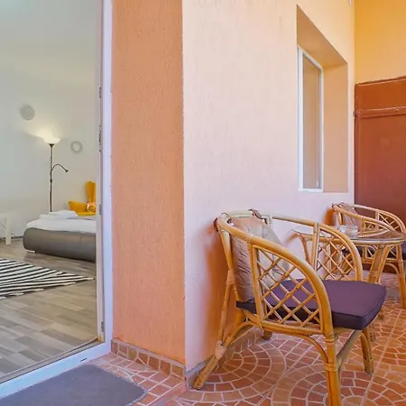 Apartment 9 Central *